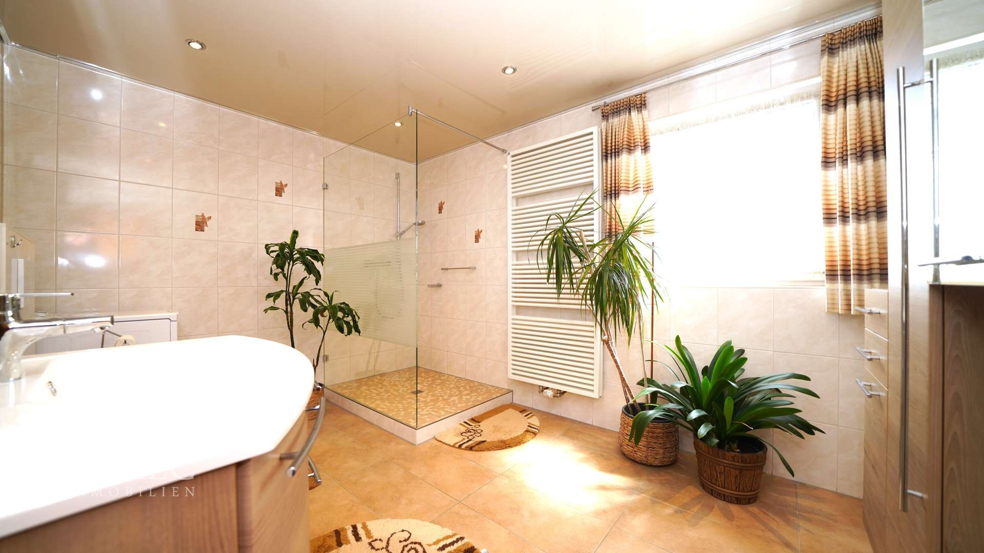 modernes Badezimmer OG